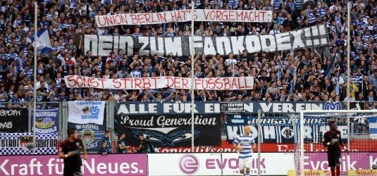 Duisburg-Fans zeigen Plakate mit den Aufschriften "Union Berlin hat's vorgemacht: Nein zum Fankodex!!! Sonst stirbt der Fussball!"