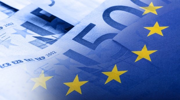 Geldscheine und Europa-Flagge