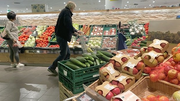 Menschen im Supermarkt