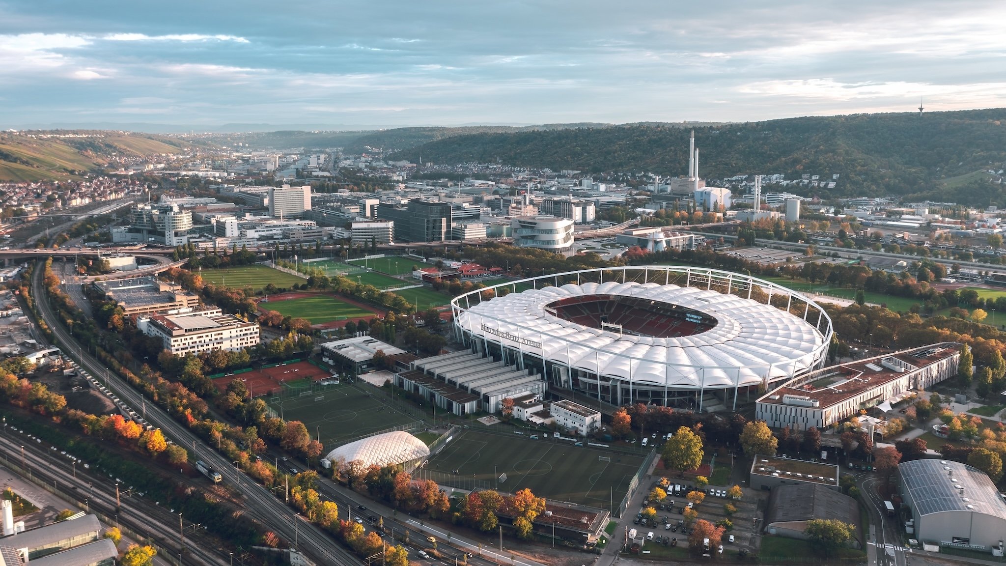 Weitblick über Stuttgart mit Stadion des VfB
