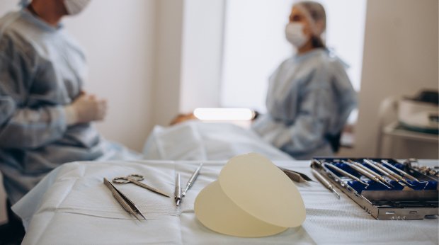 Operationsbesteck und Brustimplantate bei einer Operation zur Brustvergrößerung