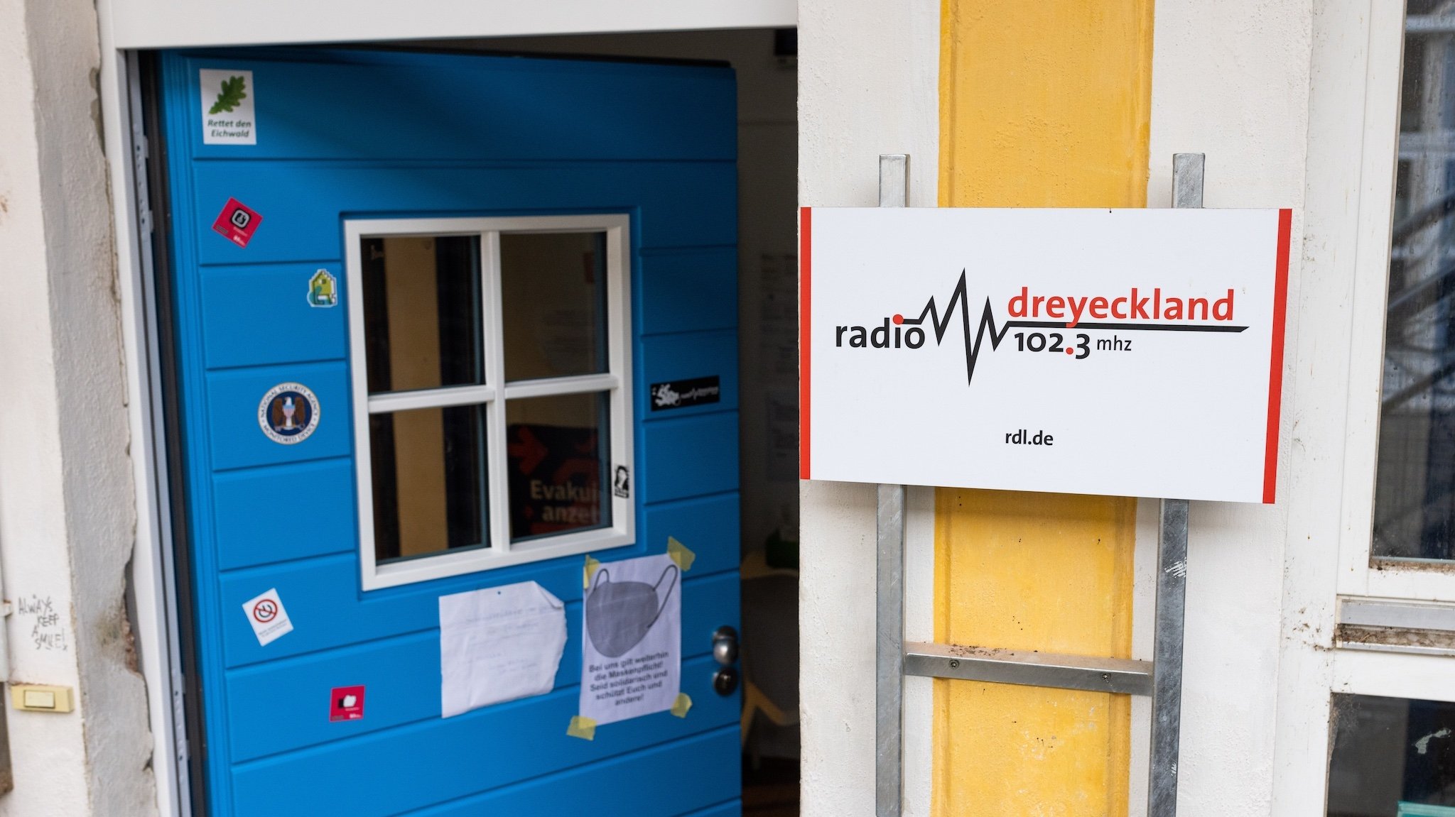 Die Eingangstür zum Studio von Radio Dreyeckland steht offen.