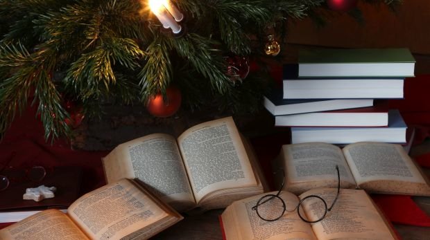 Bücher unter dem Weihnachtsbaum