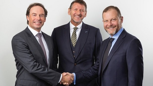 Raymond van Hulst und Wieger Wielinga (beide Managing Director und Partner von Omni Bridgeway) sowie Andrew Saker (Managing Director und Chief Executive Officer von IMF Bentham; v.l.n.r.)