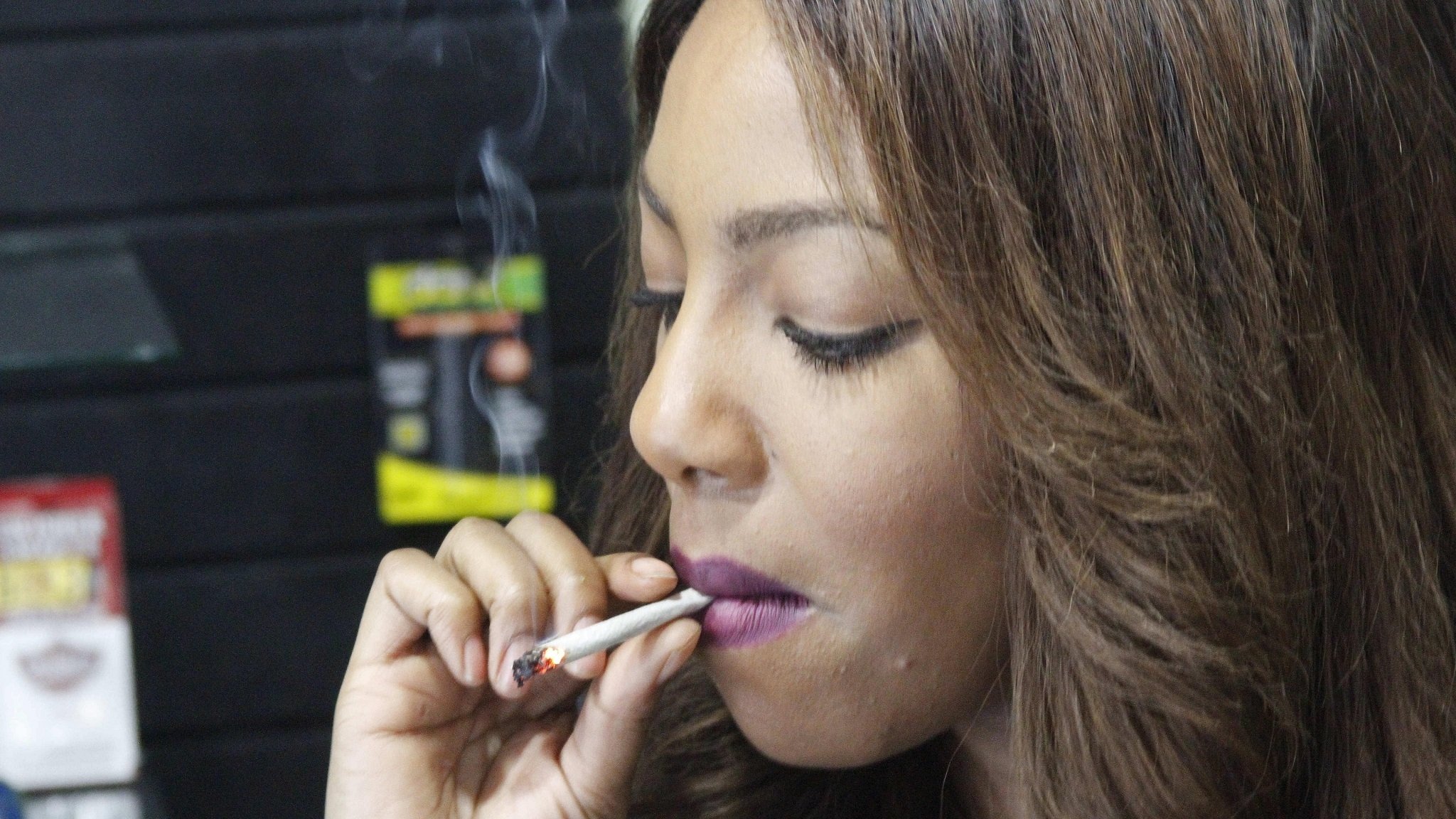 Frau raucht Cannabis
