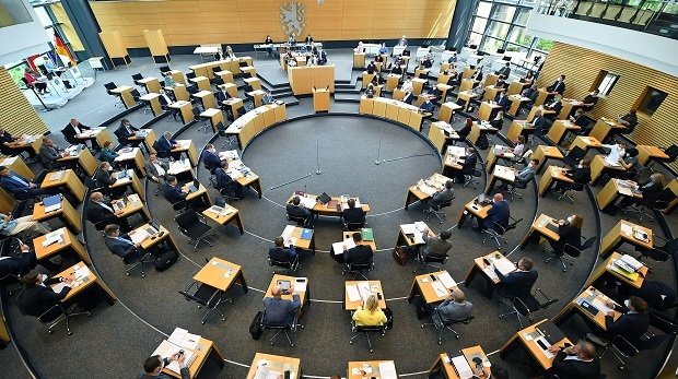 Abgeordnete und Landesregierung sitzen im Plenarsaal des Thüringer Landtags.
