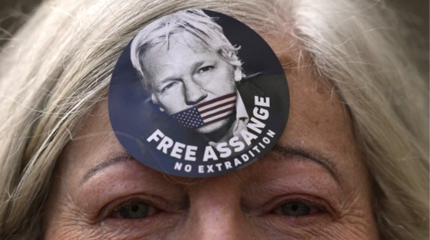 Eine Frau trägt einen 'Free Assange'-Aufkleber bei einer Demonstration von Unterstützerinnen und Unterstützern von Julian Assange vor dem Royal High Court in London am 27. Oktober 2021.