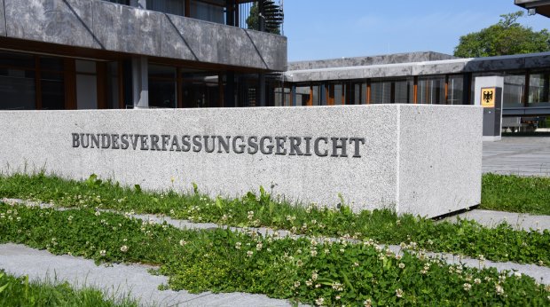 Schriftzug vor dem Gebäude des Bundesverfassungsgerichts in Karlsruhe