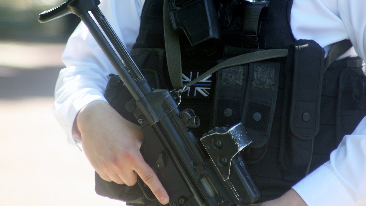 Ein britischer, bewaffneter Polizeibeamter