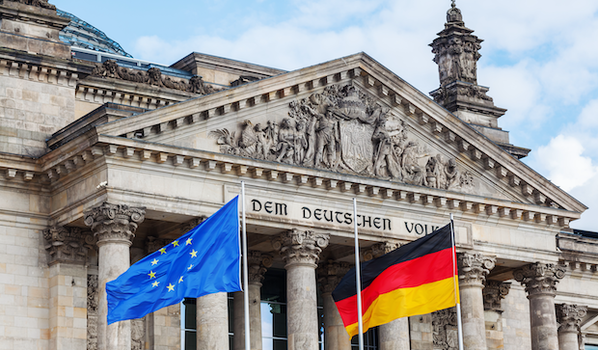 Europäische und deutsche Flagge vor dem Reichstag in Berlin