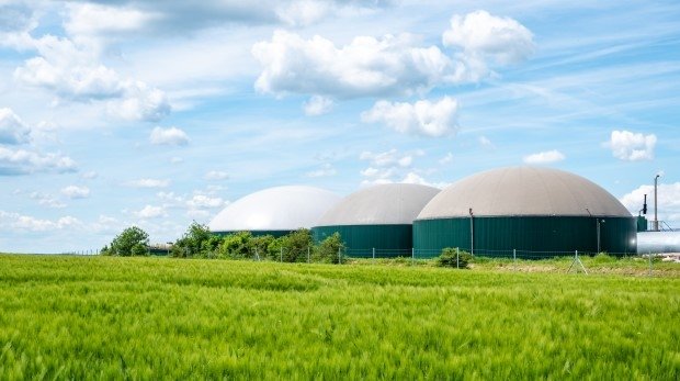Biogasanlage mit Getreidefeld
