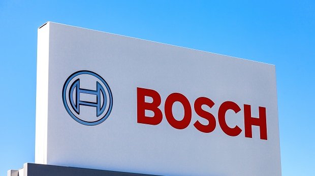 Ein Schild mit dem Emblem von Bosch vor blauem Himmel.