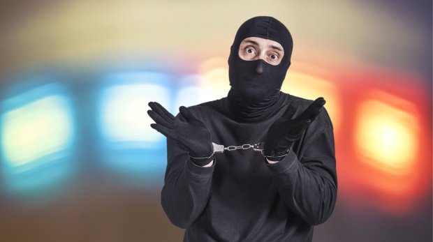 Einbrecher in Handschellen (Symbolbild)
