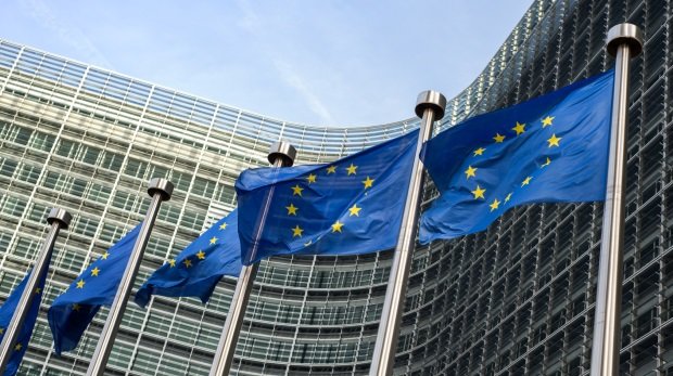 Flaggen vor dem Sitz der Europäischen Kommission in Brüssel