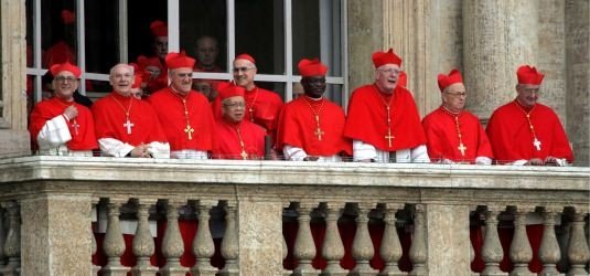 ARCHIV: Die Kardinäle der katholischen Kirche warten auf dem Balkon des Petersdoms in Rom (Italien) auf das Erscheinen des neuen Papstes (19.04.05).