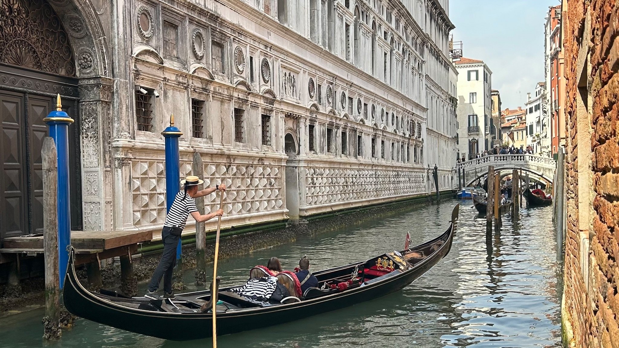 Eine Gondel mit Touristen im Zentrum von Venedig