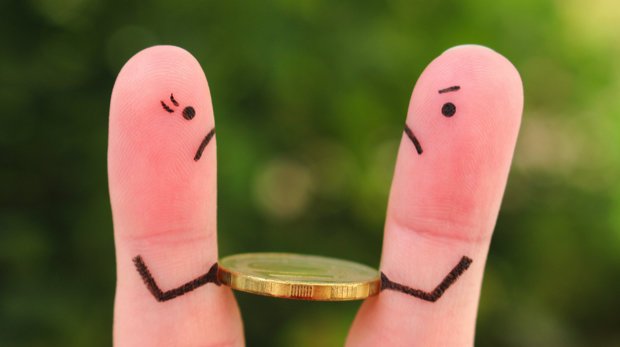 Figuren auf bemalten Fingern streiten um Geldmünze