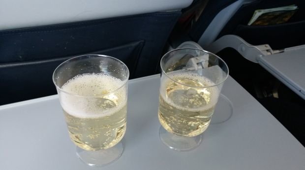 Zwei Gläser Sekt im Flugzeug (Symbol)