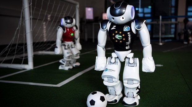 Roboter spielen Fußball