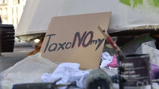 Schild mit Text "TaxoNOmy"