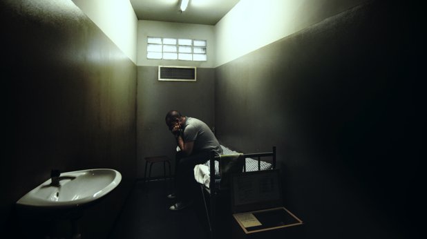 Mann in Gefängniszelle