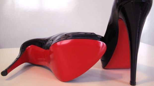 Ein Schuhpaar mit roter Sohle von Designer Christian Louboutin