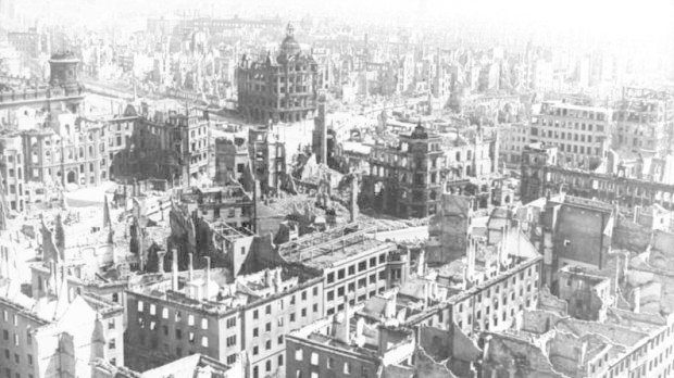 Dresden 1945: Blick vom Rathausturm auf die zerstörte Stadt. Im Vordergrund der heutige Pirnaische Platz
