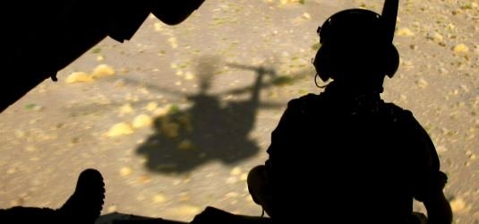 Bundeswehrsoldat schaut aus einem Hubschrauber (Afghanistan, Kunduz)