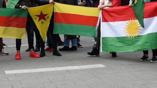 Demonstranten mit kurdischen Flaggen