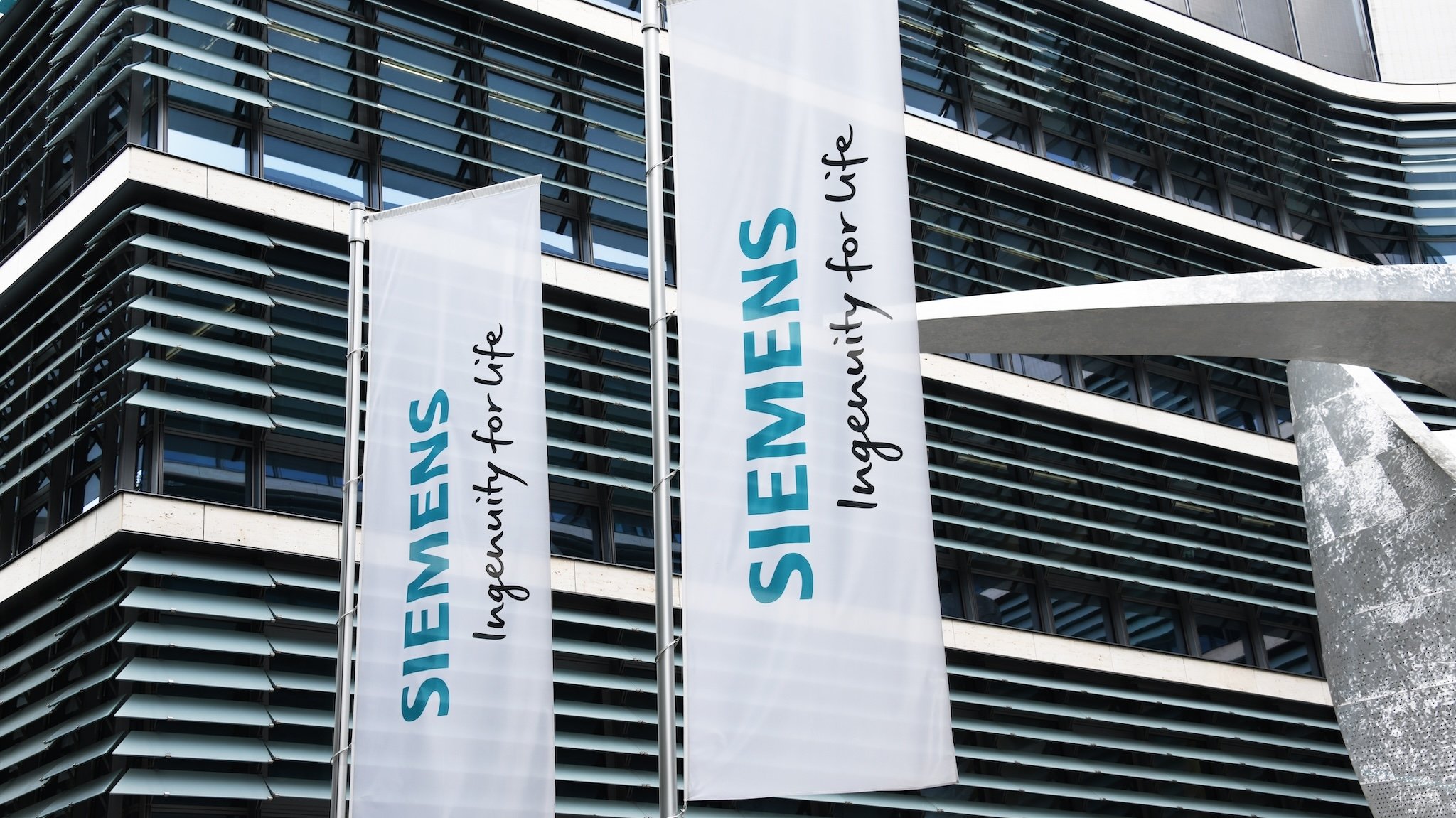 Fahnen vor einem Siemens-Gebäude