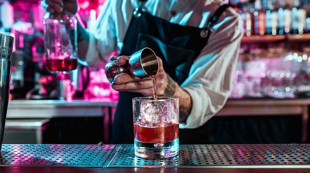 Ein Barkeeper mixt einen Cocktail
