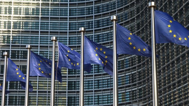 Europafahnen vor dem Gebäude der EU-Kommission