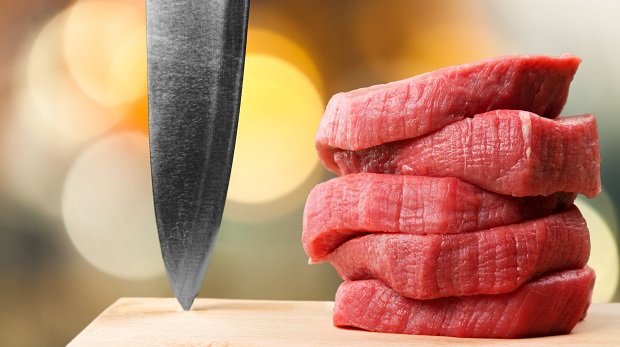 Messer und rohes Fleisch