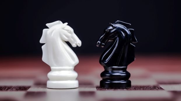 Zwei Schachfiguren stehen sich gegenüber