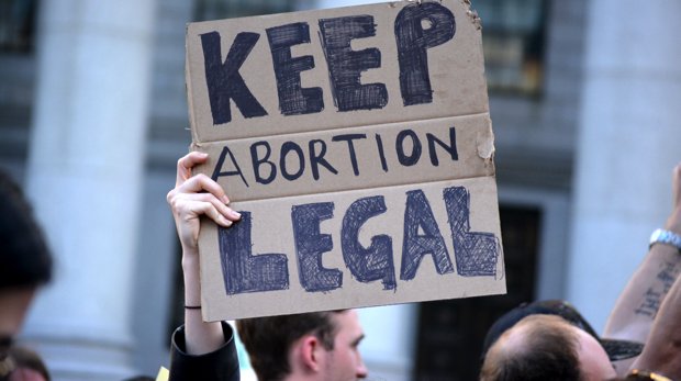 Ein Demonstrant mit einem Plakat Pro-Abtreibung.