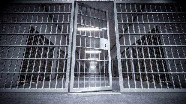 Eine offene Tür in einem Gefängnistrakt