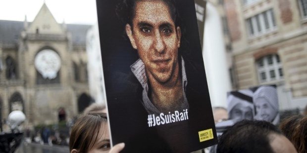 Menschen unterstützen die Freilassung Badawis bei einer Demo in Paris, Mai 2015