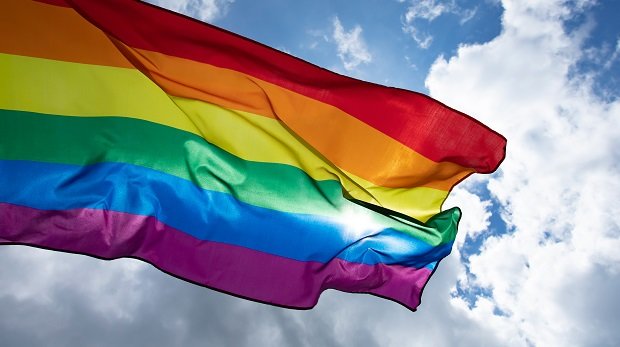 LGBT-Flagge weht im Wind.