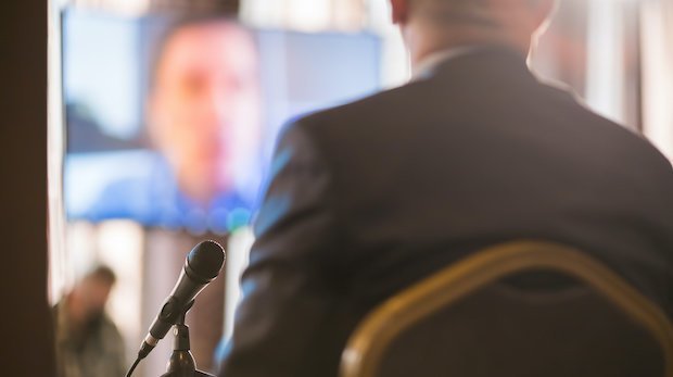 Ein Mann bei einer Videokonferenz