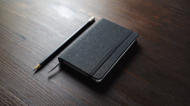 Ein Notizbuch mit einem Stift auf einem Tisch