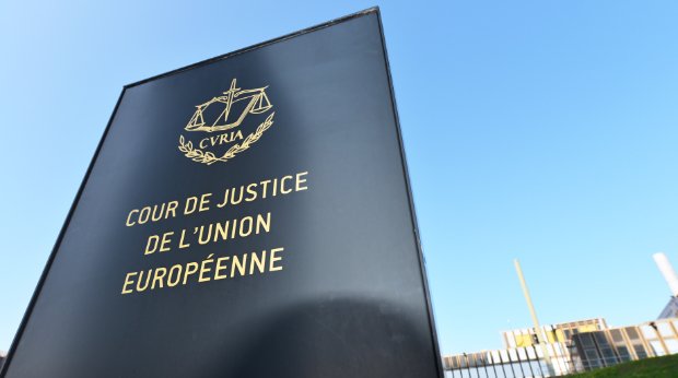 Schild mit Aufschrift vor dem Europäischen Gerichtshof