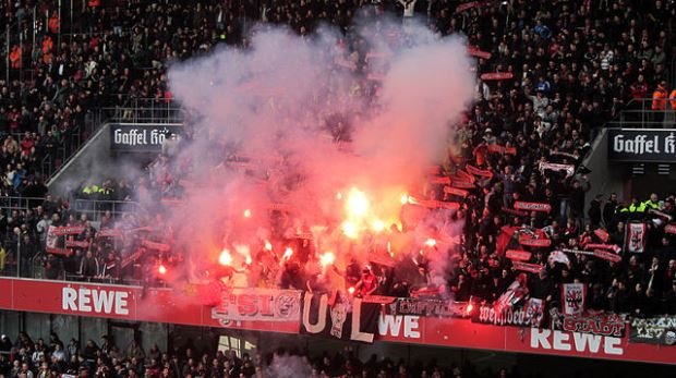 Bengalos der Leverkusener Fans im Fußballstadion des 1. FC Köln