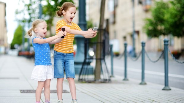 Kinder mit Smartphone (Symbolbild)