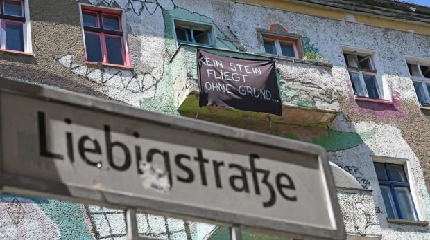 Besetztes Haus mit Graffitis in der Liebigstrasse in Berlin- Friedrichshain. Auf dem Transparent steht: "Kein Stein fliegt ohne Grund."