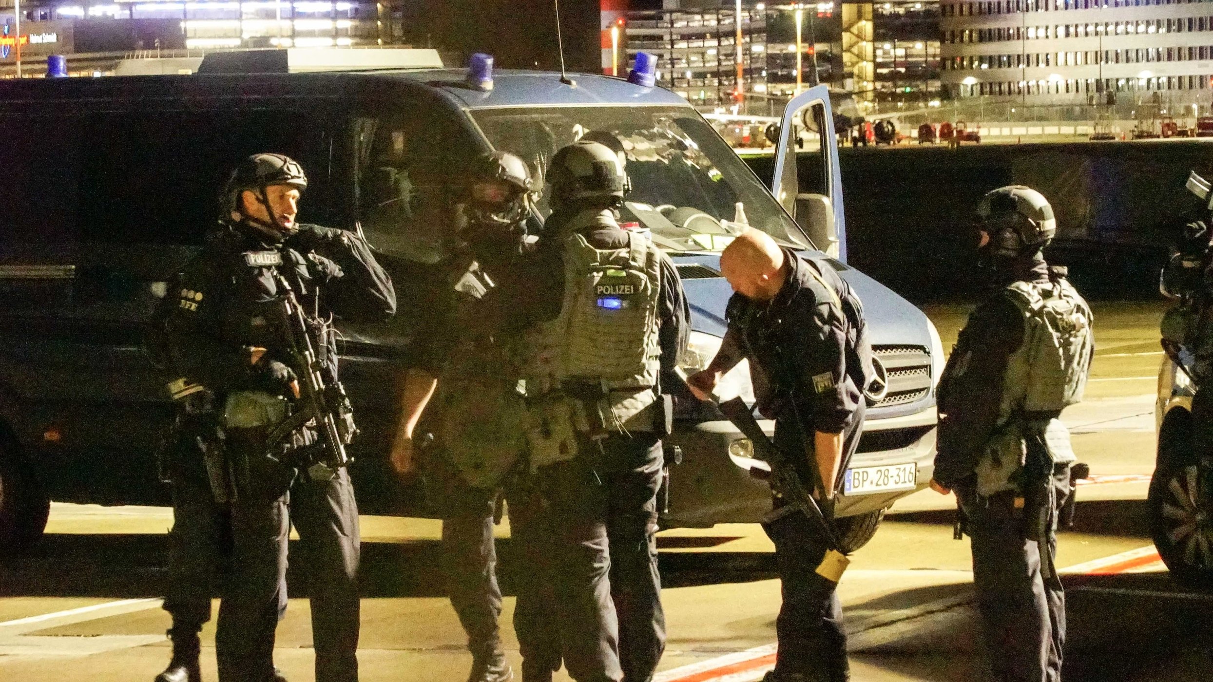 Polizeiliches Großaufgebot am Hamburger Flughafen