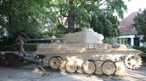 Ein Panzer wird vor dem Haus des Sammlers abtransportiert