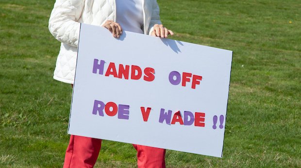 Ein Schild bei einer Demonstration zum Erhalt der Roe v. Wade Entscheidung des US Supreme Court