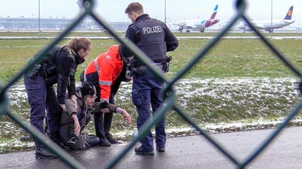 Polizeieinsatz bei der Flughafenblockade der Gruppe "Letzte Generation" in Berlin
