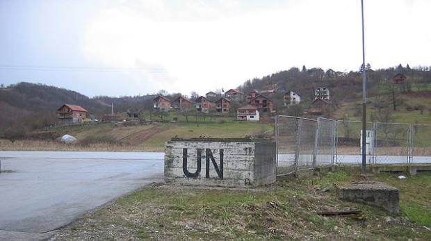 Ausgang des früheren Hauptquartiers des niederländischen Bataillons in Srebrenica