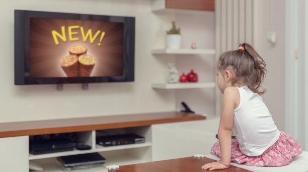 Kind schaut Werbung im TV